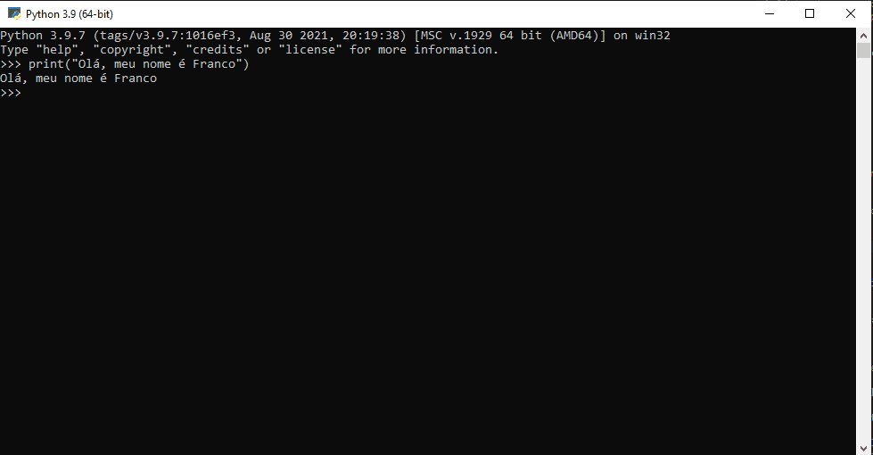 Após escrever o código `print("Olá, meu nome é Franco") no interpretador Python e pressionar `enter`, o sistema exibirá o resultado "Olá, meu nome é Franco"`
