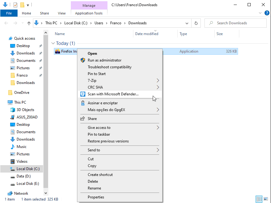 O menu de contexto para o arquivo de instalação do Firefox, com a opção de verificação de arquivo usando Microsoft Defender realçada.